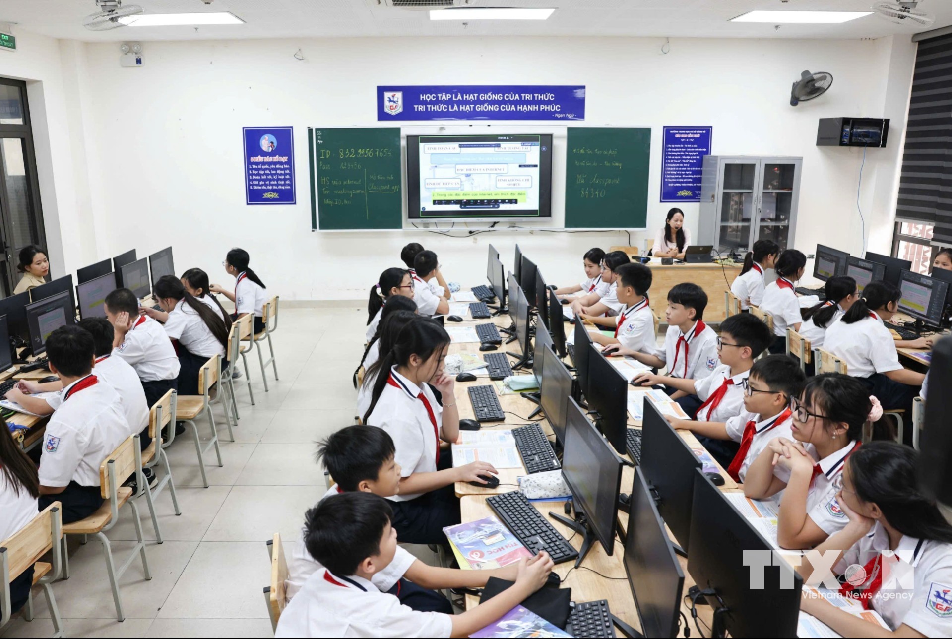 Lớp học mở là mô hình tổ chức không gian học tập theo hướng mở, cho phép học sinh tiếp cận học liệu mọi lúc, mọi nơi. (Ảnh: Thanh Tùng/TTXVN)